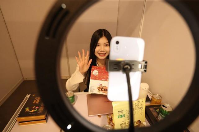 关于真人直播的探讨与解析