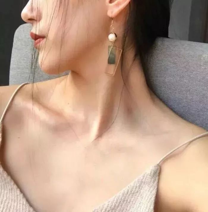 最新露锁骨女生头像——科技与美学的完美融合