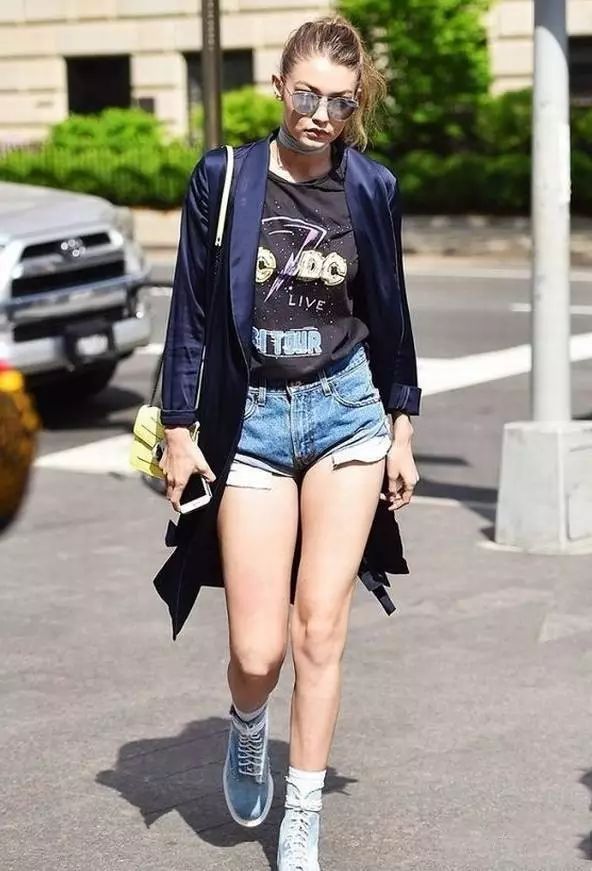 最新街拍露臀短裤,时尚风潮中的独特魅力