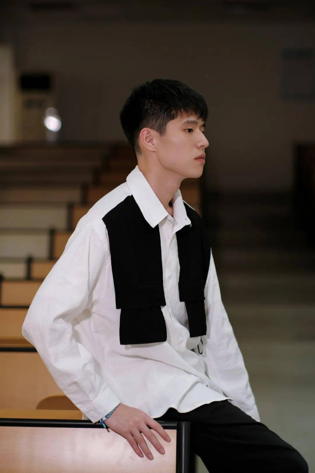 最新夏季男鞋,小巷深处的时尚秘境