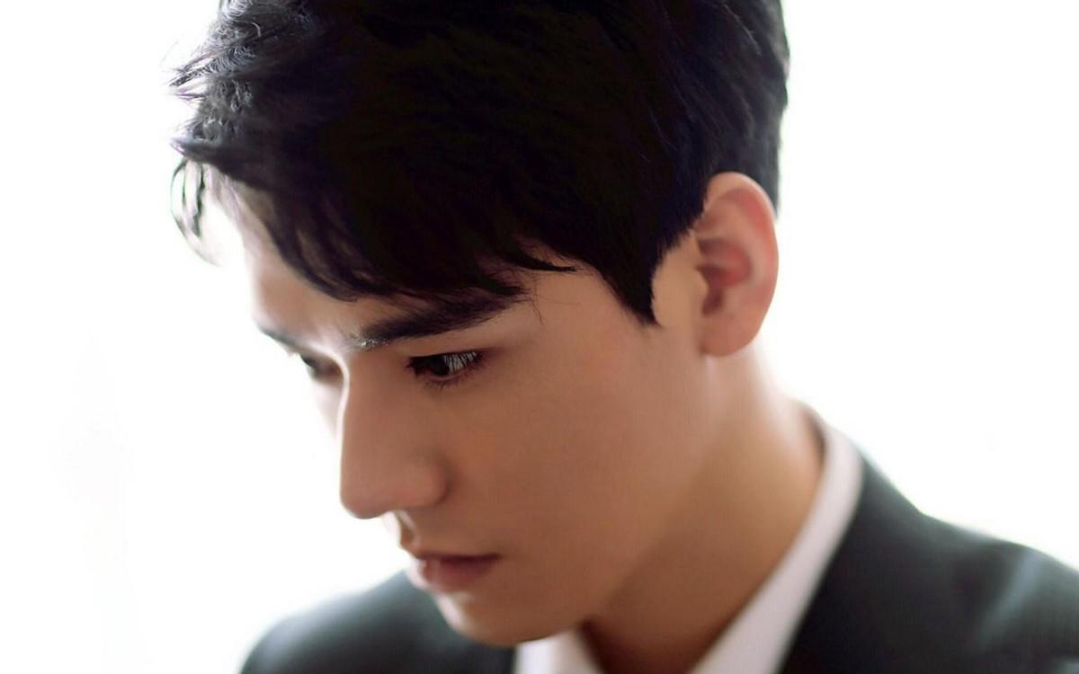 成熟的男明星,变化、自信与成就的力量