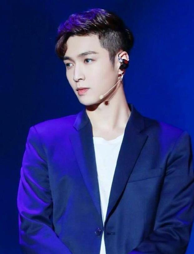 成熟的男明星,变化、自信与成就的力量