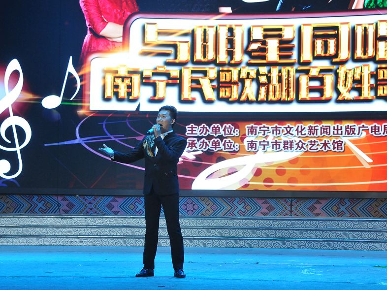 杨宗纬比赛震撼全场,歌声里的情感深度与独特魅力!