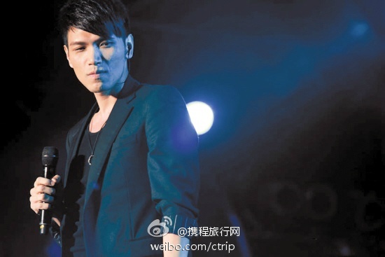 杨宗纬比赛震撼全场,歌声里的情感深度与独特魅力!