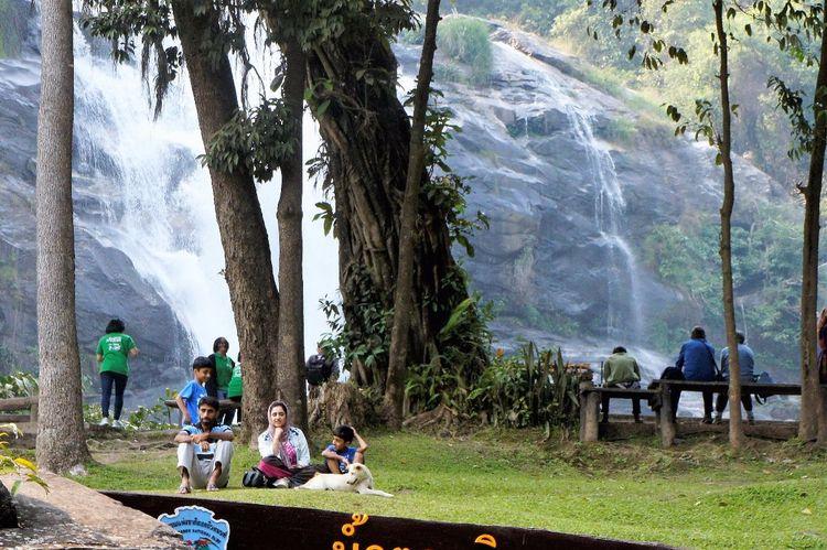 泰国的男演员与一家深藏小巷的特色小店