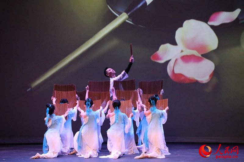 广场最新舞蹈风采,巷弄深处的舞蹈魅力与一家特色小店的奇遇