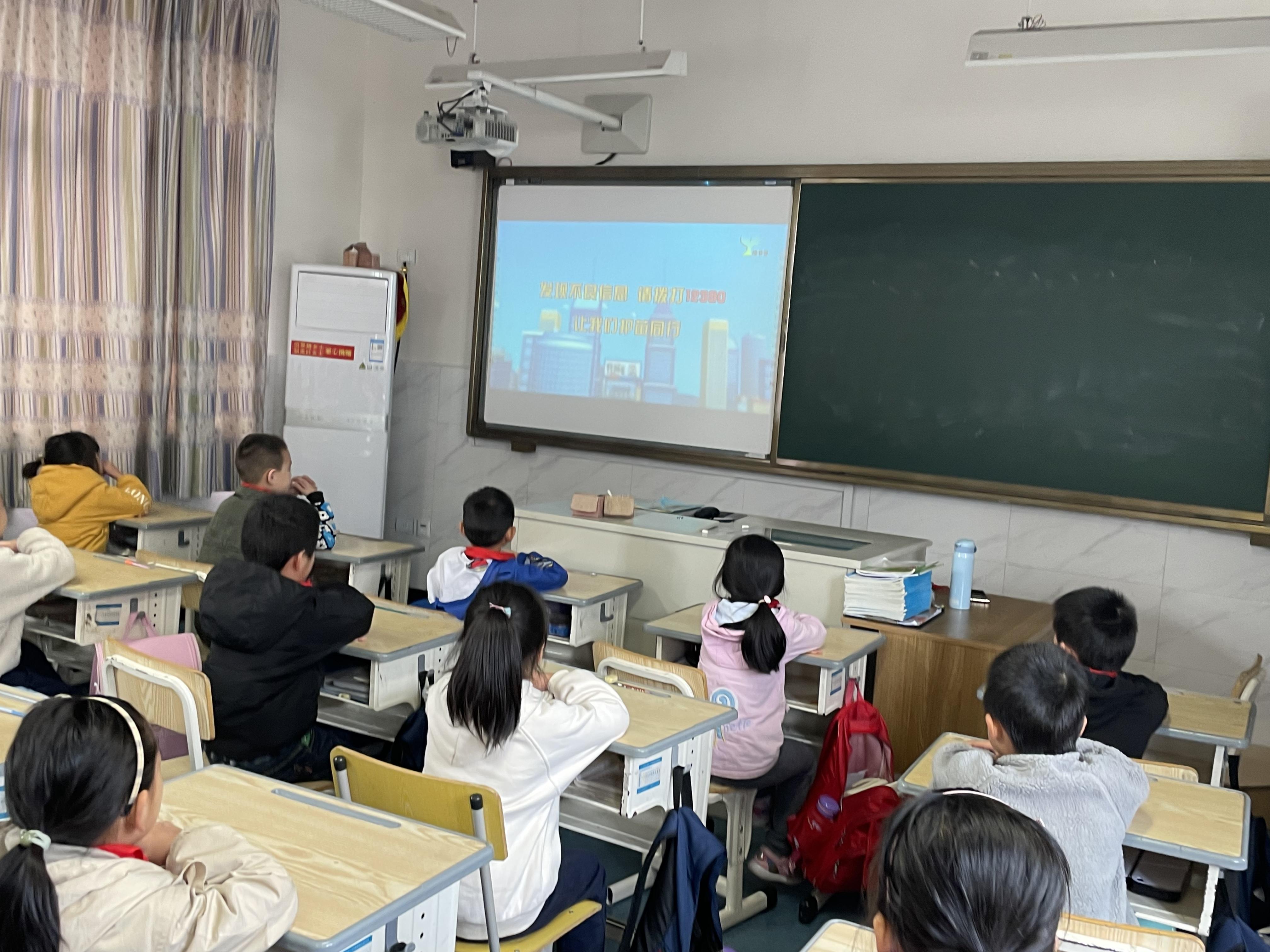 色情内容是不合法的,违反我国相关的法律法规。我们应该遵守法律和道德准则,远离色情内容。作为一个健康的社会成员,我们应该共同抵制这种不良信息,维护社会的道德风尚和法律秩序。同时,我们也应该寻找一些健康、有益的内容来丰富我们的生活,例如学习一些新的技能、了解历史文化、探索科学知识等等。最后,提醒大家在上网时,一定要保持警惕,遵守法律法规,保护自己的合法权益。