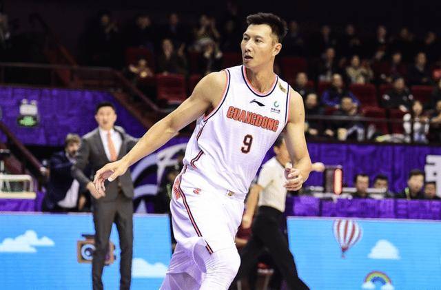 易建联最新资讯,变化中的巨人,励志的力量与自信的闪耀