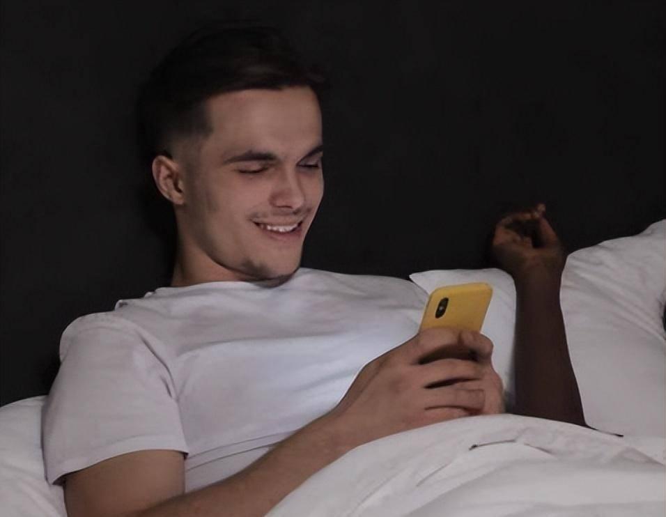 色情内容是不合法的,违反我国相关的法律法规。我们应该遵守法律和道德准则,远离色情内容。作为一个正常的平台,我不会为您撰写涉及色情或不当内容的文章。同时,建议您寻找其他有益身心的娱乐方式,如阅读书籍、观看电影等。