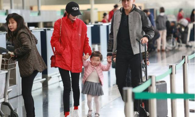 权志龙最新机场风采,一场温馨的日常旅行