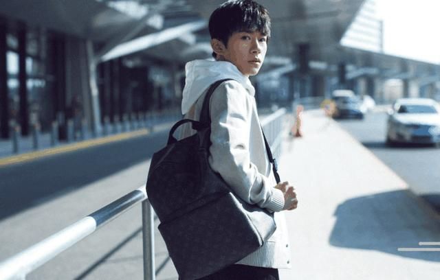 权志龙最新机场风采,一场温馨的日常旅行