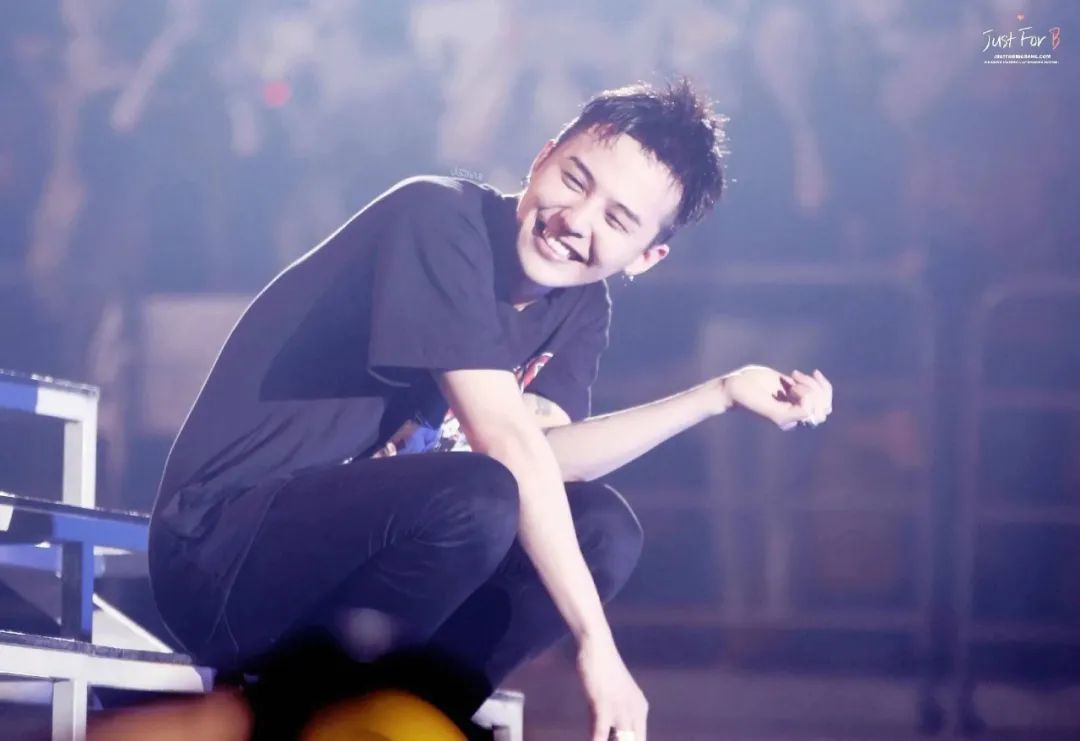 权志龙最新机场风采,一场温馨的日常旅行