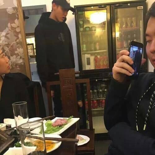 李易峰最新机场风采,偶遇小巷深处的特色小店