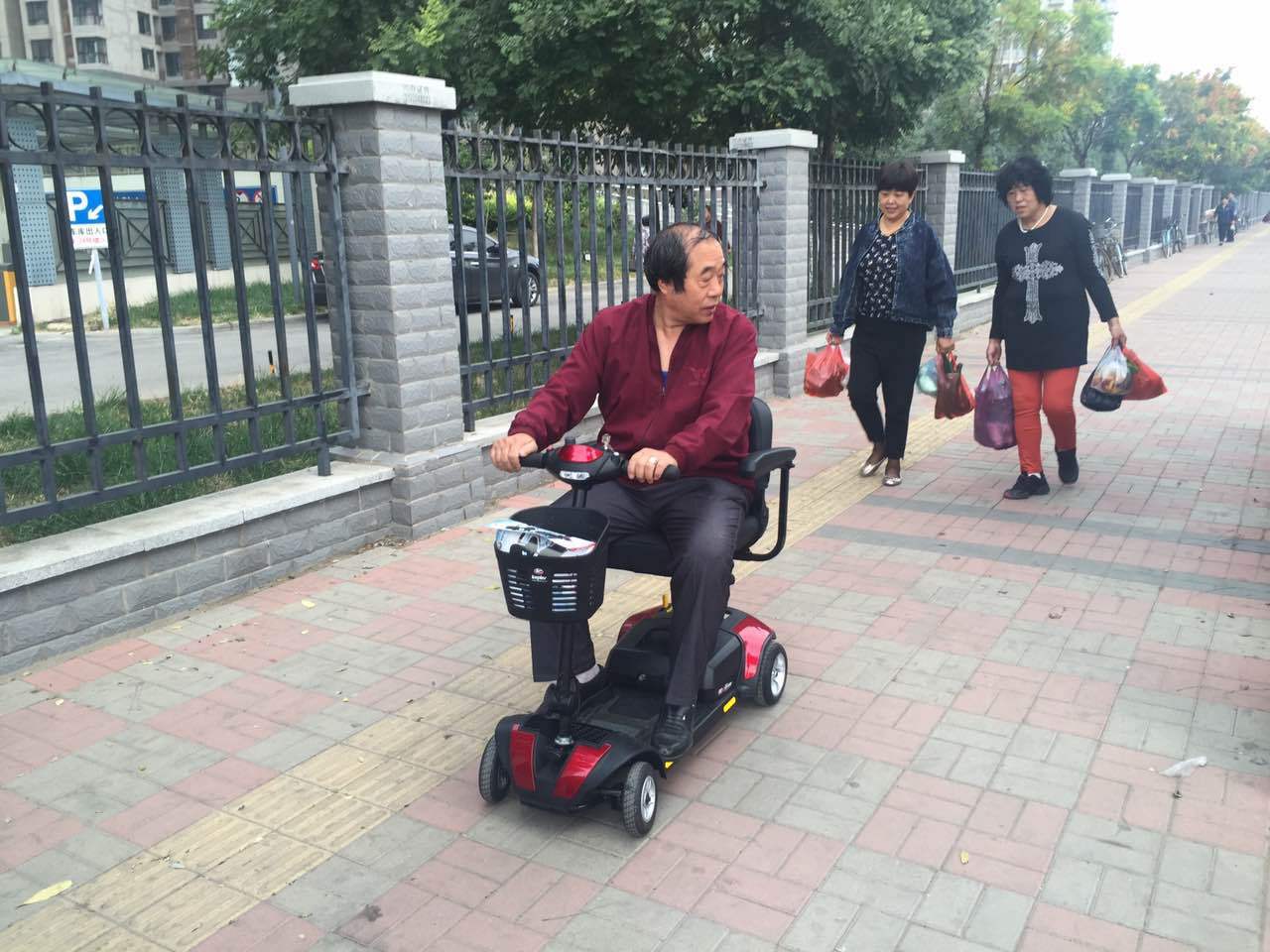 新款老年电动轮椅,一场说走就走的自然美景之旅