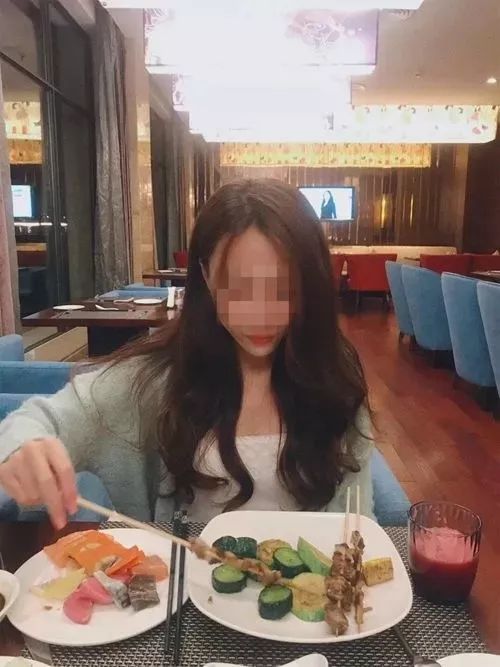 王乐乐最新写真,小巷深处的特色小店