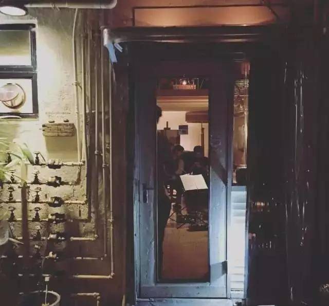 网贷上市,小巷中的神秘小店探秘