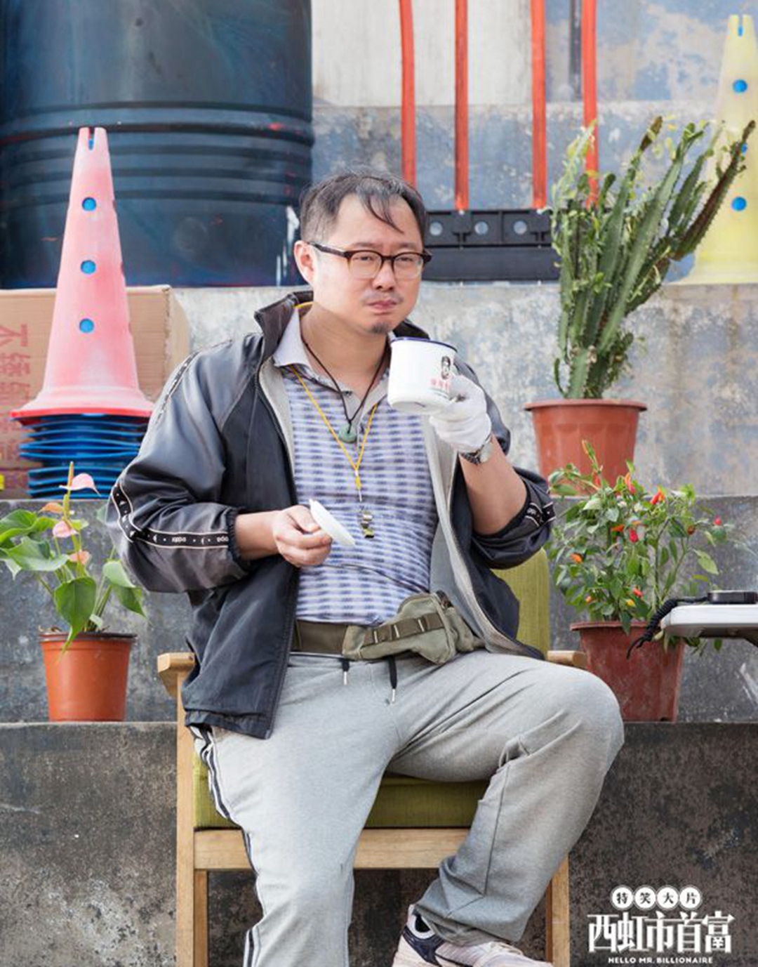 大陆男喜剧演员与小巷中的欢乐角落