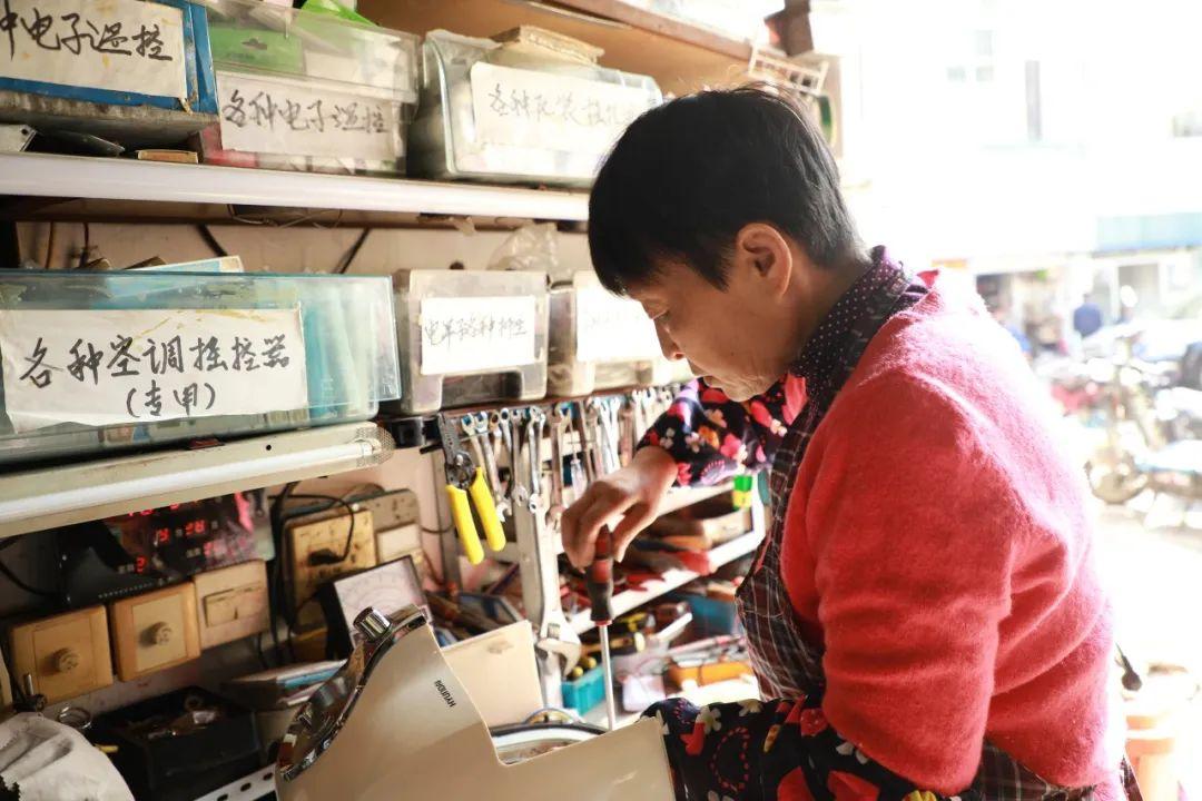 最新屎笑话与小巷中的神秘小店