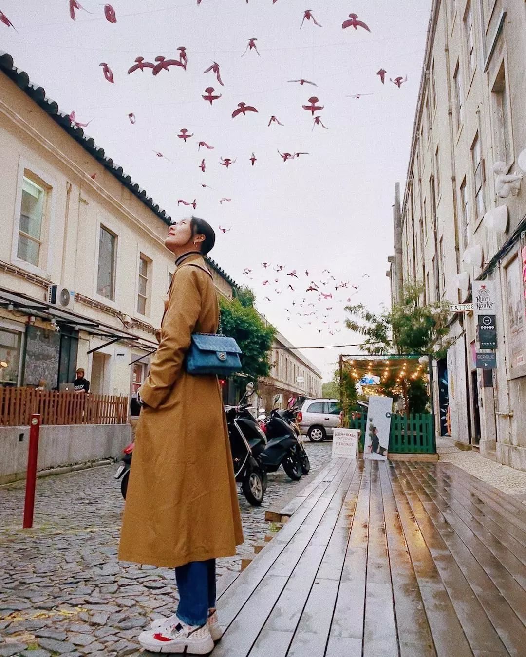 送衣服最新,小巷深处的时尚秘境