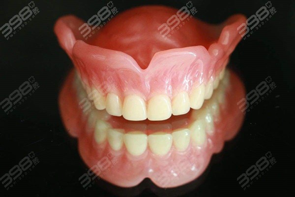 最新活动假牙,一口新牙,一个全新的人生