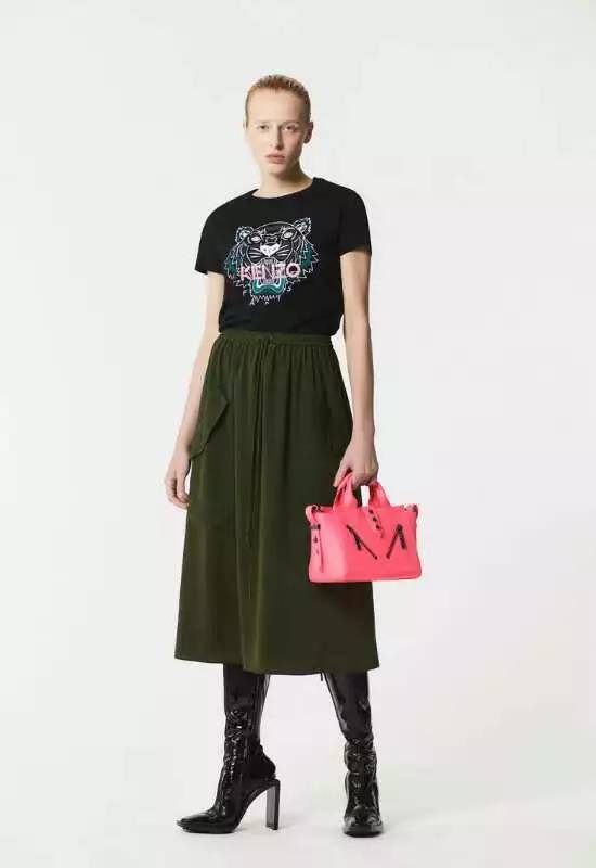 最新下款的时尚潮流单品，让你瞬间成为焦点！✨